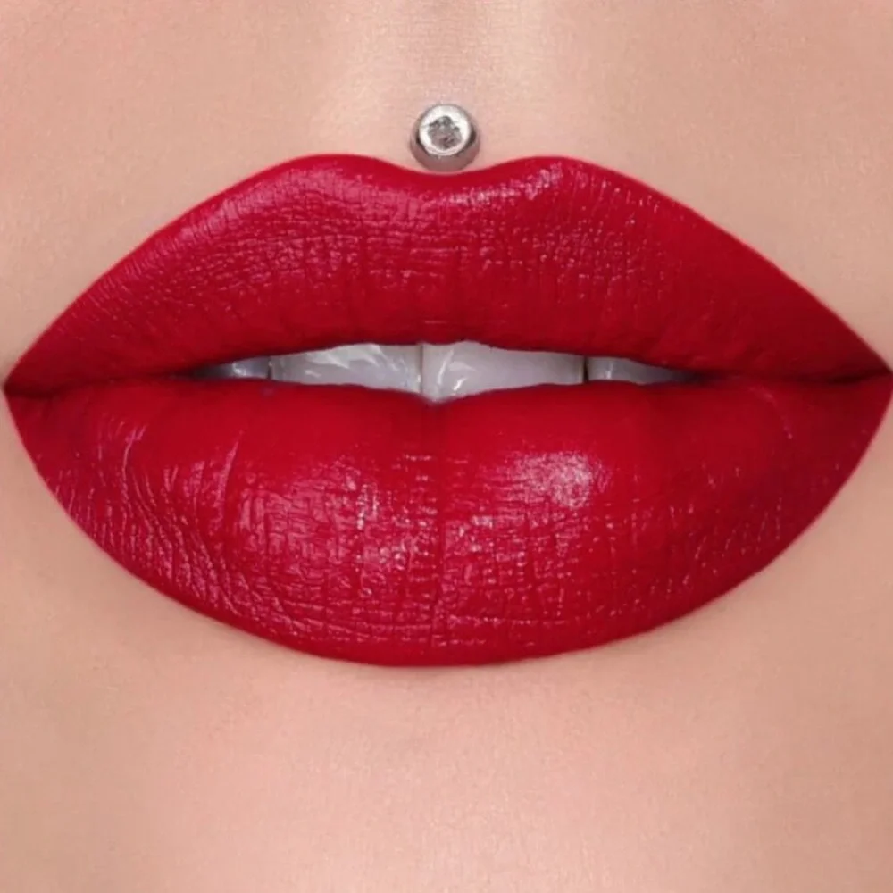 🪷 NIB Jeffree Star Velvet Trap Lipstick- RedRum